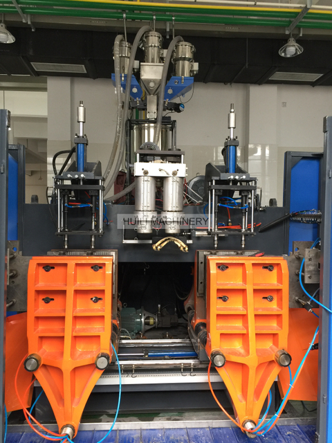 Экструзионно-выдувная машина для полых бутылок